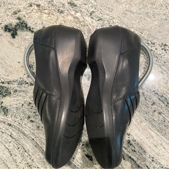 CLARKS (26101987) WOMEN'S "ESHA ESSY" BLACK LEATHER SLIP-ONS - SIZE 9M - Picture 9 of 16